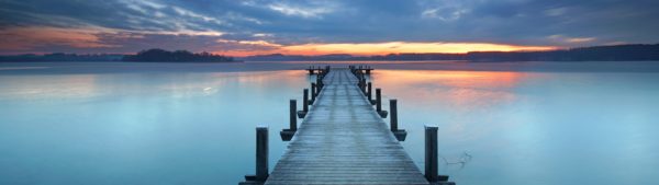 magisches Licht am alten Holzsteg am See